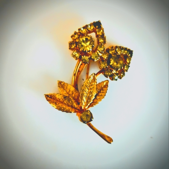 Vintage Jewelry - Vintage Floral Brooch